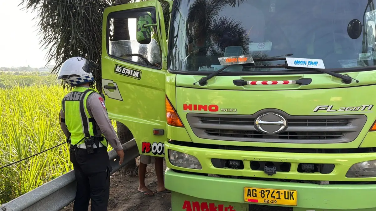 Petugas Satlantas Polres Kediri Kota menegur pengemudi truk di sisi timur Jembatan Semampir, Kota Kediri. (Hilda/JPRK)