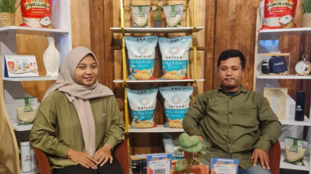 Staf Bulog Kediri saat berada di stan Festival Kuno Kini 2026. (Bulog Kediri)