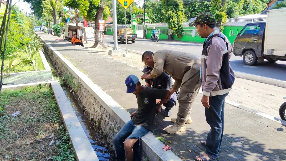Satpol PP Kabupaten Kediri evakuasi ODGJ yang resahkan warga Kecamatan Pare