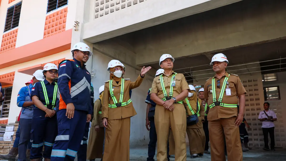 Wali Kota Kediri Vinanda Prameswati saat meninjau proyek pembangunan Sekolah Rakyat Kota Kediri di Kelurahan Lirboyo, Senin (25/5) lalu. (Foto: Wahyu Adji)