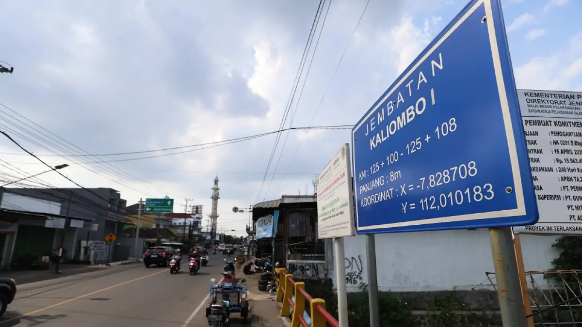 BUTUH PERBAIKAN: Jembatan Kaliombo I di Jl Urip Sumoharjo Kota Kediri akan diperbaiki mulai Jumat (29/5) untuk penggantian struktur. (Foto: Wahyu Adji)