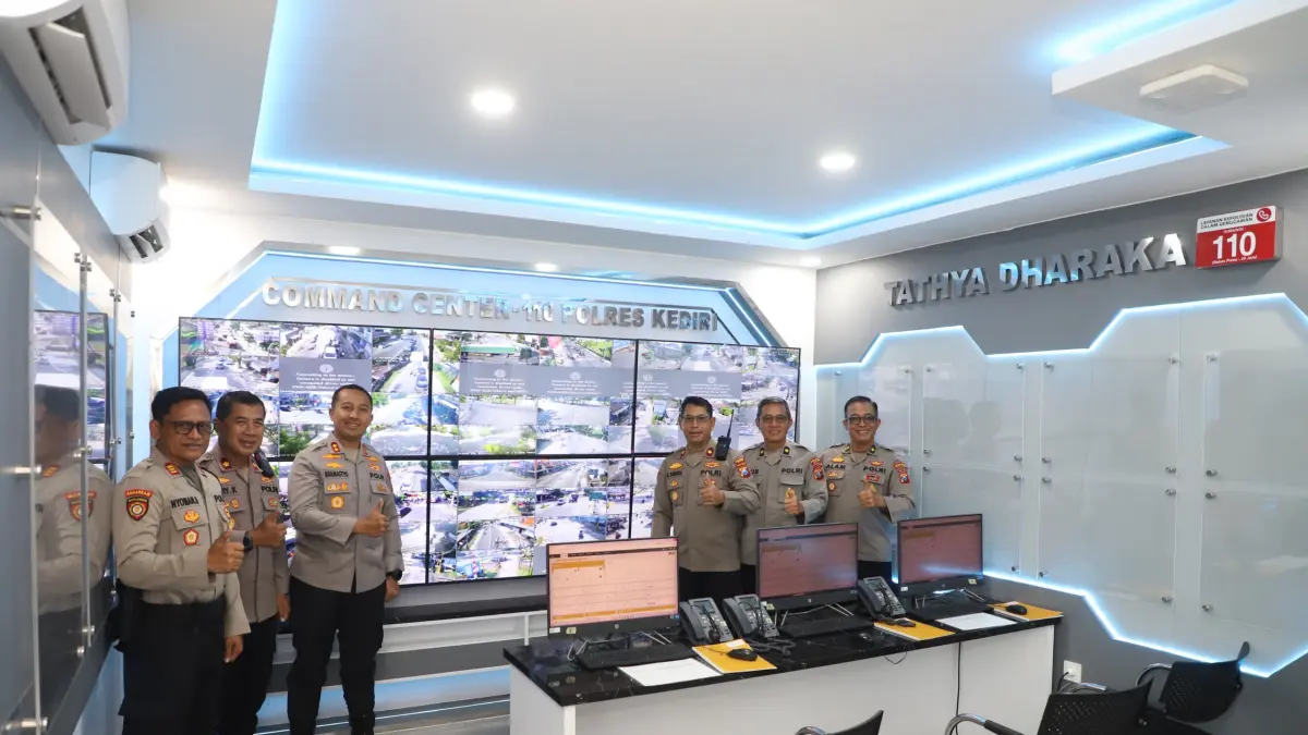 Kapolres Kediri bersama Wakapolres Kediri dan jajaran PJU saat melihat command center 110 setelah dilakukan perbaikan. 