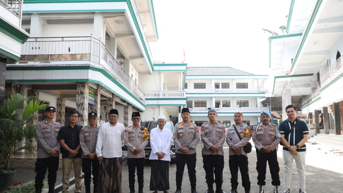 Kapolres Kediri saat menyerahkan kurban ke ponpes.