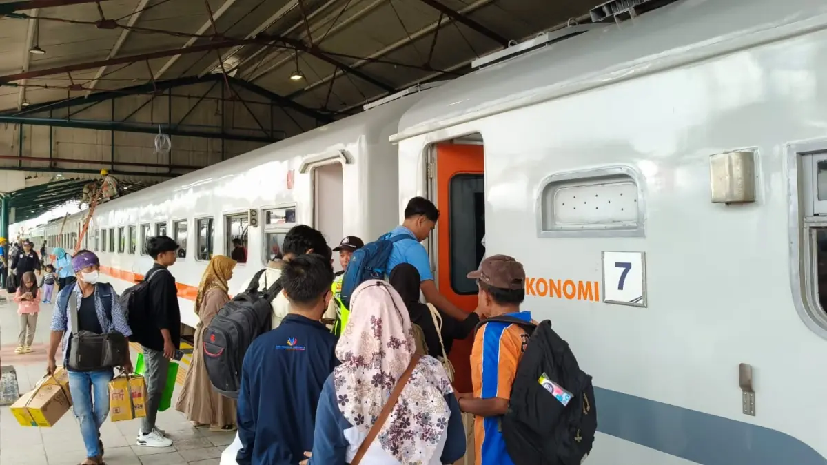 Penumpang yang naik dan turun di Stasiun Kediri saat momentum libur Iduladha. 