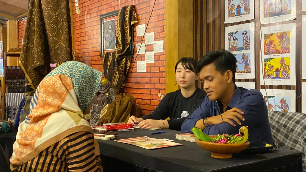 Prastowo Budi Purnama sedang membacakan Pawukon pengunjung yang datang ke stannya di Festival Kuno Kini 2026. (Hilda Nurmala Risani/JPRK)