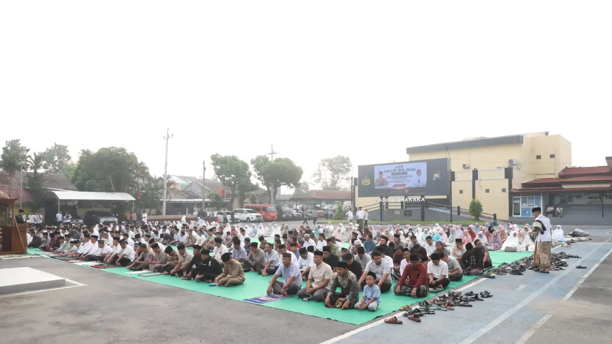 Salat Id dilakukan di Mapolres Kediri. Polres Kediri juga lakukan kurban untuk dibagikan ke masyarakat. 