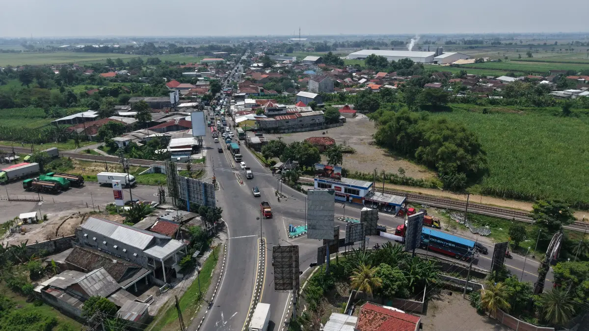 Simpang tiga Mengkreng. Berdasar pembahasan dengan kementerian, ada tiga alternatif penanganan yang ditawarkan untuk urai kemacetan Mengkreng. (Foto Wahyu Adji)