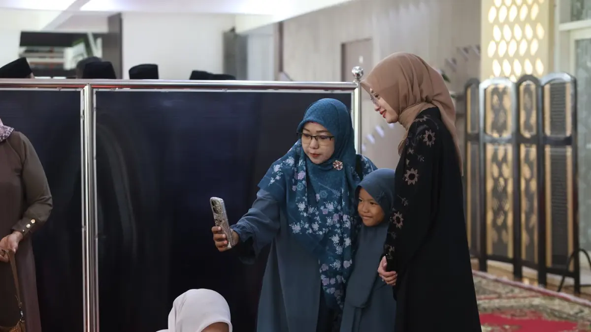 Wali Kota Kediri Vinanda Prameswati melayani permintaan berfoto warga yang salat Ied di masjid balai kota bersama aparatur sipil negara dan masyarakat Kelurahan Pocanan, Rabu (27/5). (Foto: Wahyu Adji)