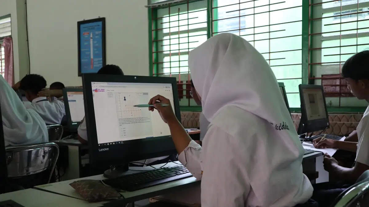 Ilustrasi pelajar SMP di Kota Kediri saat mengikuti TKA 2026. Hasil Tes Kemampuan Akademik sudah bisa diketahui siswa. 