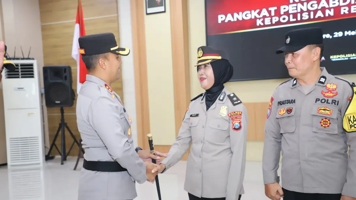 Kapolres Kediri ketika memberikan ucapan selamat pada Kapolsek Papar yang naik pangkat. 