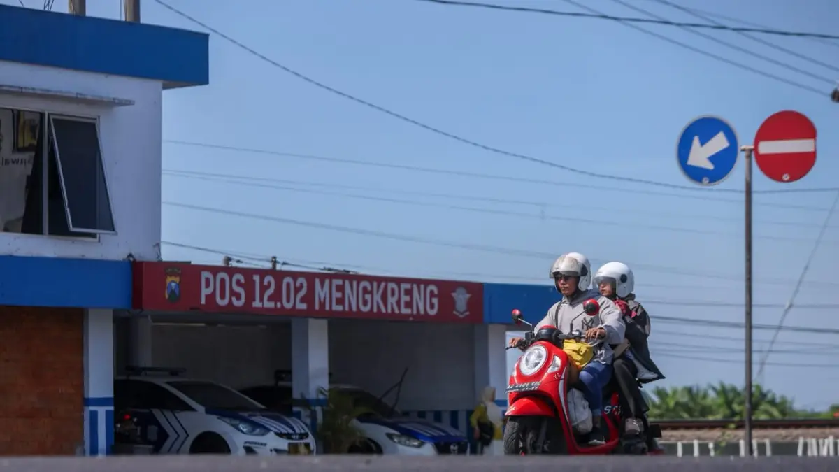 Pengendara motor melintasi persimpangan Mengkreng. (Foto Wahyu Adji)