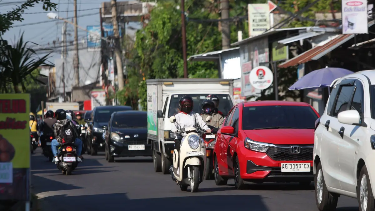 ANTRE PANJANG: Pengendara terjebak dalam  kemacetan saat melintasi Jalan Kaliombo. Ruas jalan ini jadi salah satu alternatif bagi pengendara setelah penutupan Jalan Urip Sumoharjo akibat perbaikan Jembatan Kaliombo I. (Wahyu Adji/JPRK)