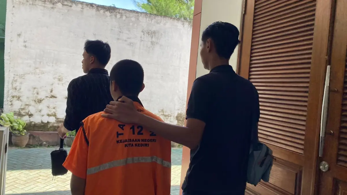 PASRAH: Raf, 17, meninggalkan ruang sidang PN Kediri kemarin. Pemuda asal Kecamatan Pesantren itu harus menjalani masa hukuman di LPKA Blitar setelah kasusnya inkrah nanti. (Hilda Nurmala Risani/JPRK)
