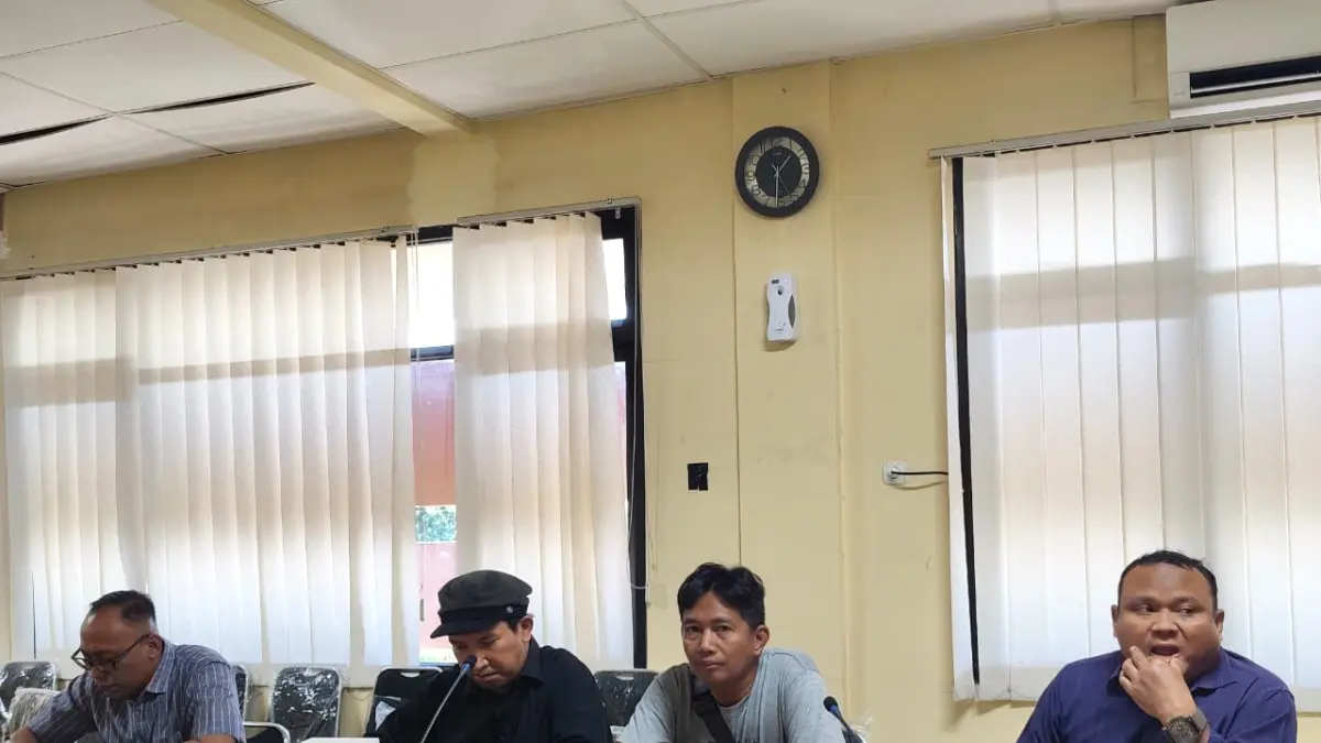 Sebagian anggota LSM yang mengajukan rapat dengar pendapat dengan DPRD Kabupaten Kediri karena mempermasalahkan Festival Kuno Kini.