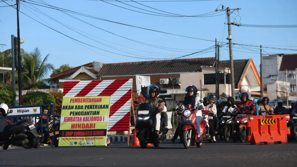 TUTUP TUJUH BULAN : Satlantas Polres Kediri Kota menutup Jl Urip Sumoharjo sejak kemarin dampak dari dimulainya pembangunan Jembatan Kaliombo I. Kendaraan dari Tulungagung dan Surabaya yang hendak melintas harus melipir lewat pinggir lebih dulu. Penutupan jalan diperkirakan akan dilakukan hingga Desember nanti. (Wahyu Adji/JPRK)