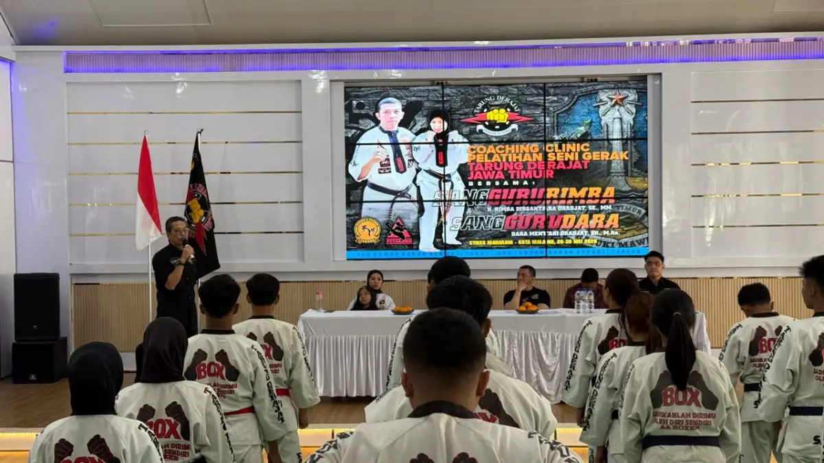 Atlet tarung derajat saat mengikuti coaching clinic. 