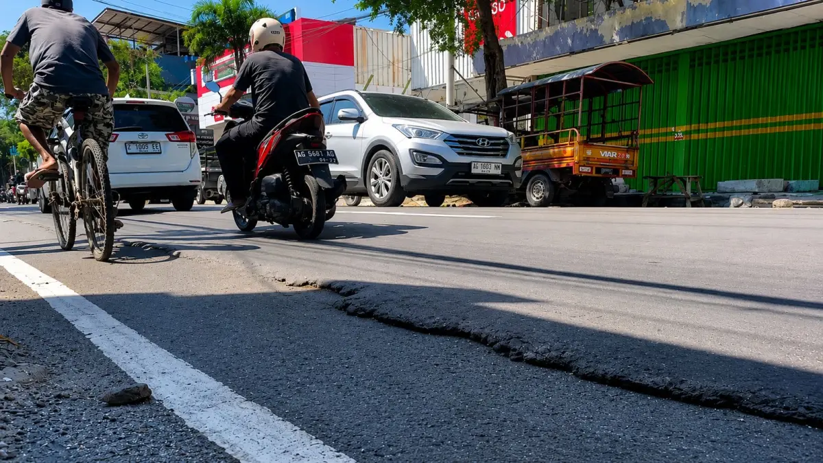 HIMALAYA AZZAHRA/JPRK
BERGELOMBANG: Kondisi aspal jalan Panglima Sudirman Kota Kediri di beberapa titik perlu mendapatkan perhatian. Pemkot akan mendahulukan rehabilitasi drainase terlebih dahulu.