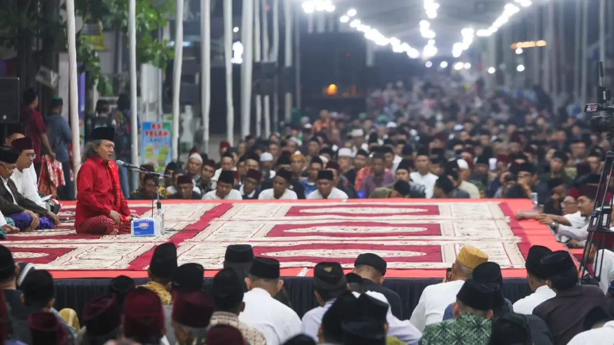 Gus Robert sedang memberikan wejangan dalam kegiatan peringatan Haul Gus Miek ke 34 tahun. (Foto Wahyu Adji)