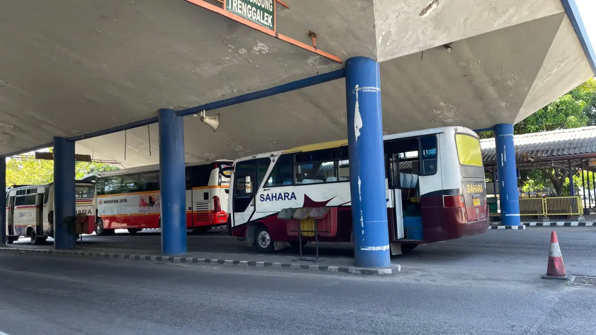 HIMALAYA AZZAHRA/JPRK ANTARKOTA: Armada bus lokal sedang berada di Terminal Tamanan Kota Kediri.