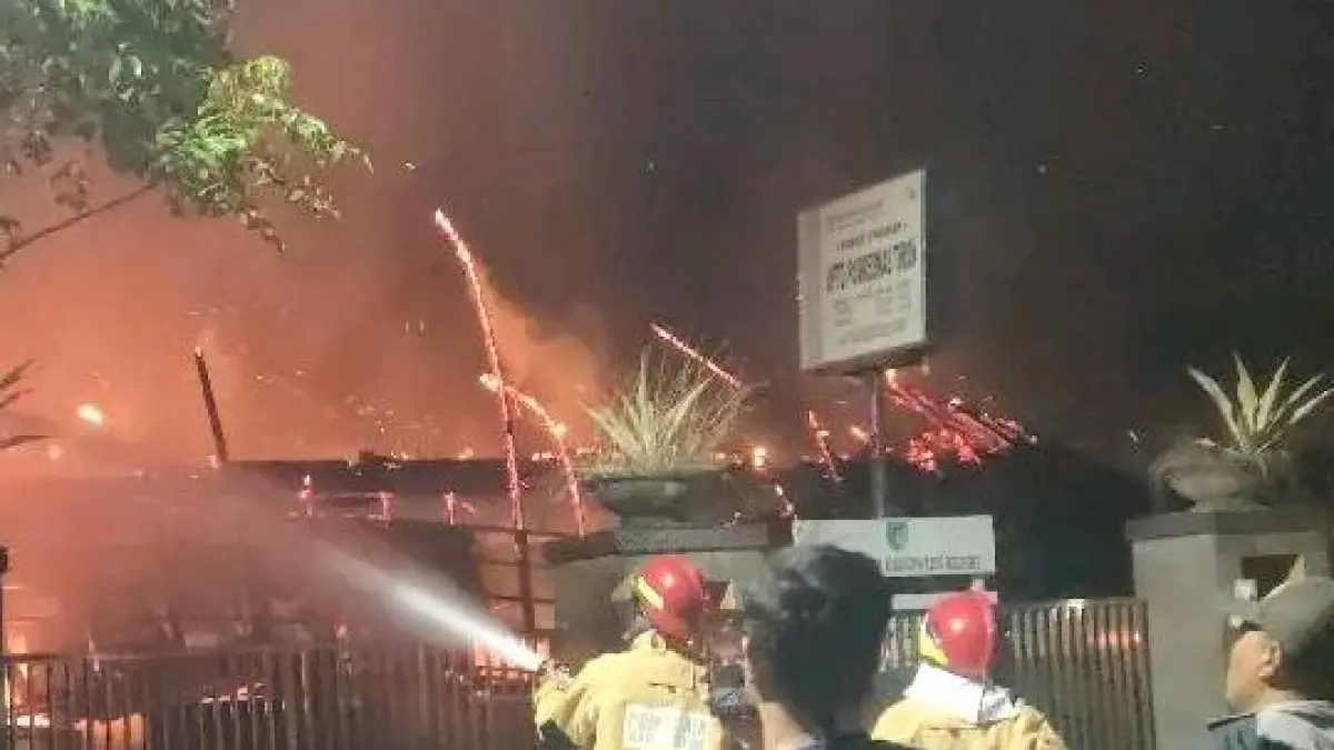 Kebakaran hebat melanda UPTD Puskesmas Tiron Kediri.