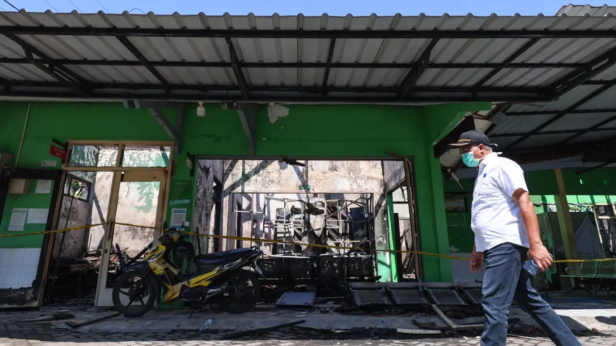 Kepala Dinkes Kabupaten Kediri dr Khotib melakukan pemeriksaan Puskesmas Tiron yang terbakar. (Foto Wahyu Adji)
