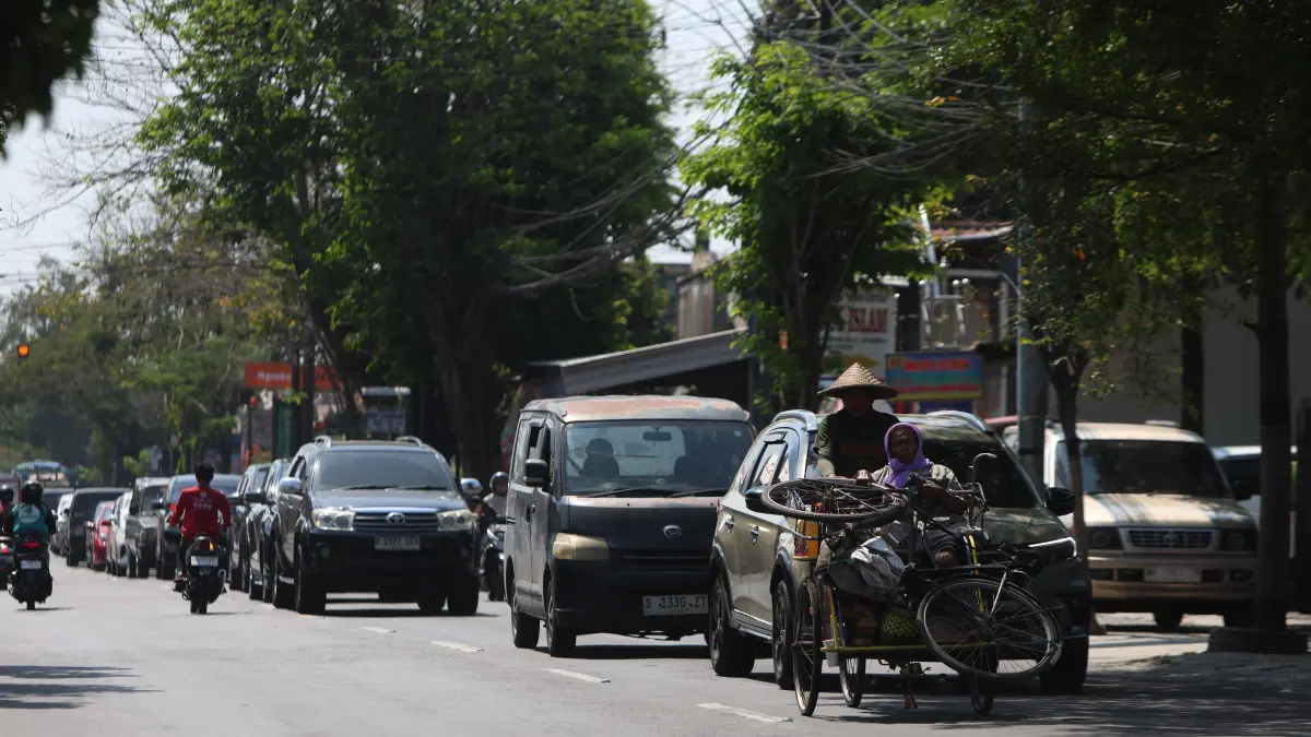 
MENGULAR: Arus lalu lintas di jalur alternatif imbas perbaikan Jembatan Kaliombo I terpantau mengalami penumpukan relatif panjang. (WAHYU ADJI F/JPRK)
