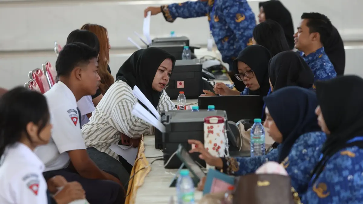 Orang tua siswa berkonsultasi dengan panitia SPMB di SMAN 2 Kediri kemarin (1/6). (Foto: Wahyu Adji)