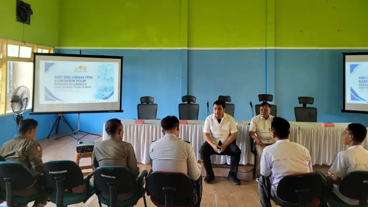 Polres Kediri sedang melakukan sosialisasi dan diskusi.

&nbsp;