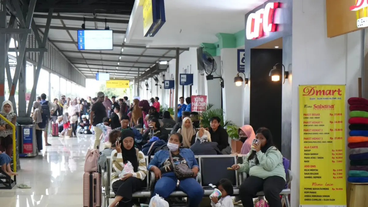 
RAMAI: Calon penumpang memadati Stasiun Kediri pada saat momen libur panjang kemarin. (HILDA NURMALA RISANI/JPRK)
