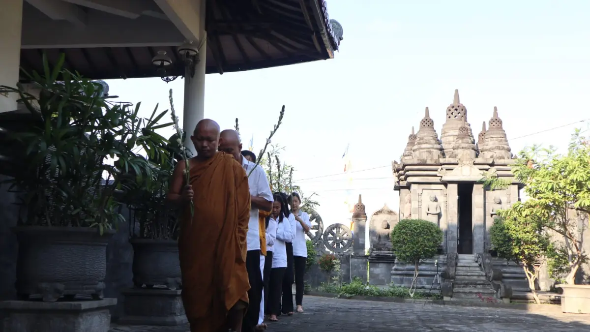 Umat berjalan mengelilingi rupang atau patung Buddha sebanyak tiga kali. Searah dengan jarum jam. (Foto Asad MS)