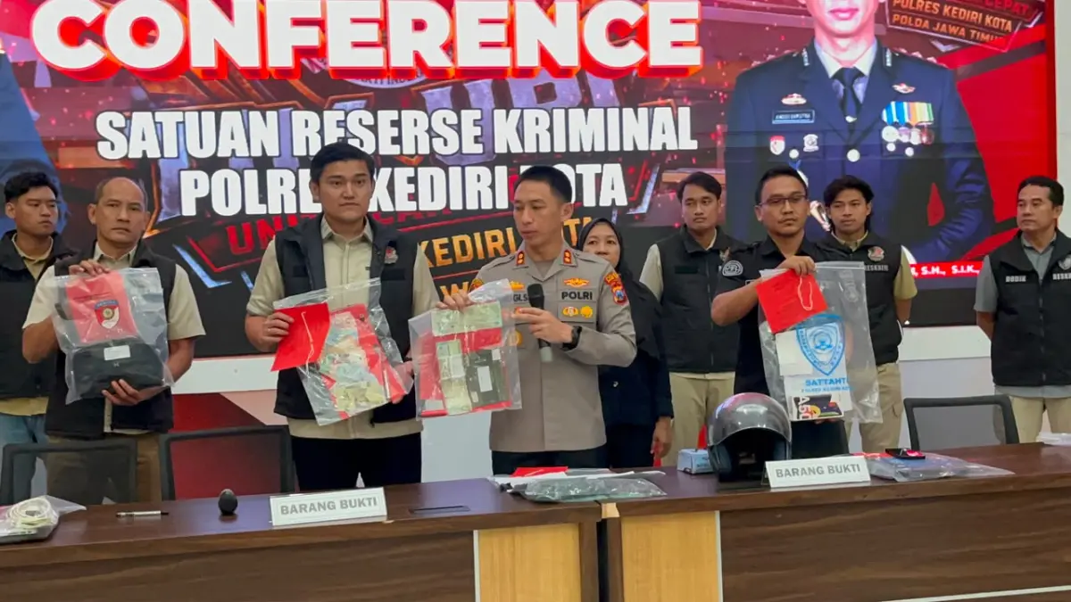 BEBER BUKTI : Kapolres Kediri Kota AKBP Anggi Saputra Ibrahim didampingi Kasatreskrim Polres Kediri Kota AKP Achmad Elyasarif Martadinata menunjukkan barang bukti pencurian dengan modus pecah kaca di Kelurahan Mrican, Kecamatan Mojoroto pada Selasa (19/5) lalu. (Hilda/JPRK)