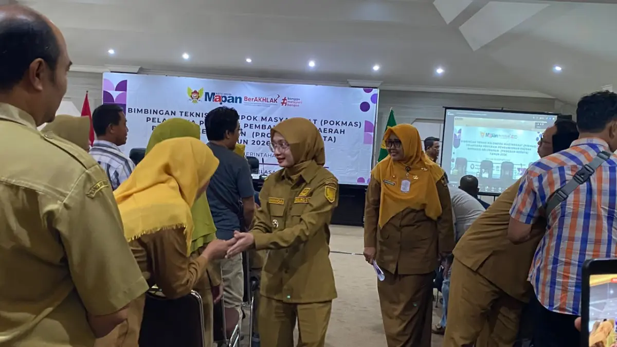 BIMBINGAN TEKNIS : Wali Kota Kediri Vinanda Prameswati menyalami anggota Pokmas di Ruang Joyoboyo, Pemkot Kediri. (Hilda Nurmala Risani/JPRK)