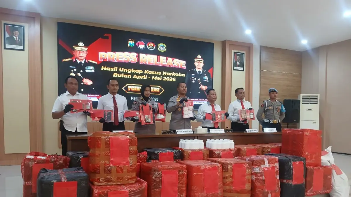 Kapolres Kediri AKBP Bramastyo Priaji saat menunjukkan barnag bukti narkoba yang disita. (Foto: Imam Fathoni)