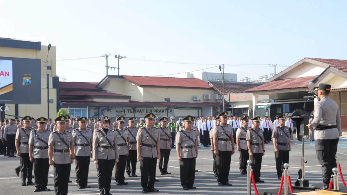 Kapolres Kediri saat sedang melakukan apel rotasi kapolsek jajaran. 