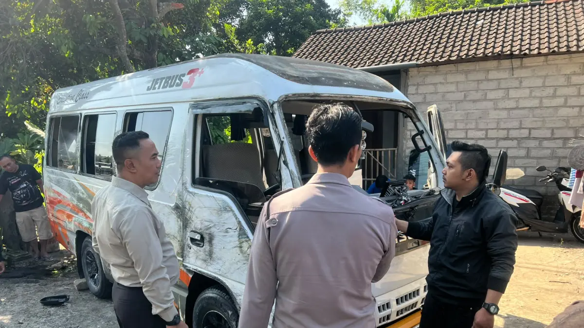 Kapolsek Mojo mengecek kondisi kendaraan yang terlibat laka lantas di Kecamatan Mojo. (Polsek Mojo for JPRK)