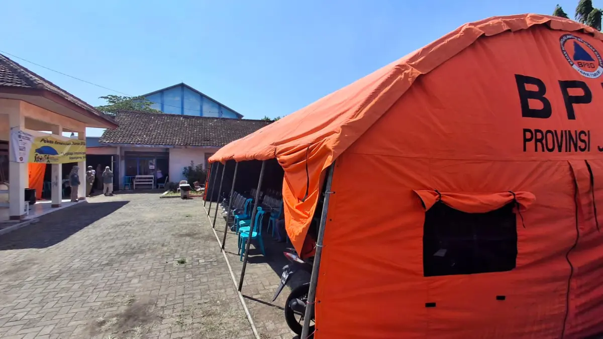 TENDA DARURAT: Pelayanan UPTD Puskesmas Tiron mulai dipindahkan ke Pustu Banyakan dengan mendapat bantuan tenda darurat dari BPBD. (Foto ASAD MS)
