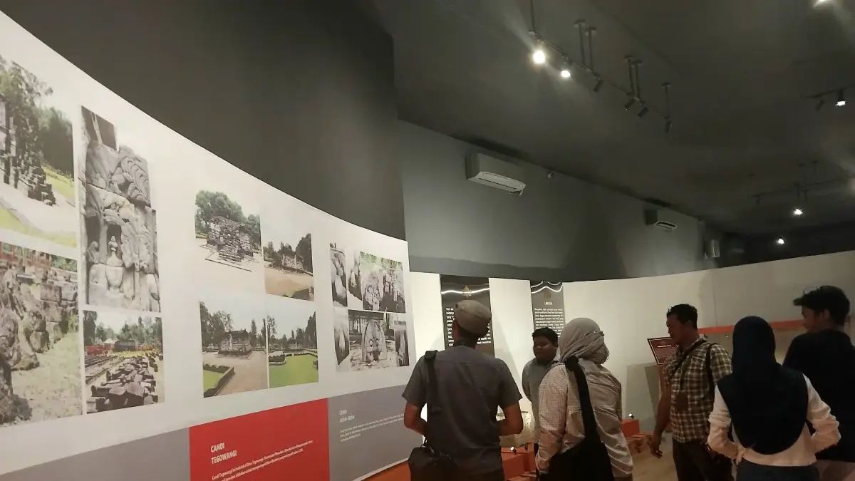 EDUKASI: Pengunjung menikmati peninggalan bersejarah yang ada di Museum Sri Aji Jayabaya, Kabupaten Kediri. (DIANA YUNITA SARI/JPRK)