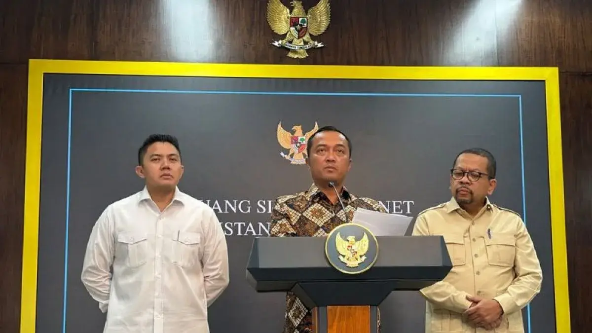 Mensesneg Prasetyo Hadi (tengah), Seskab Teddy Indra Wijaya (kiri) dan Kepala Bakom Muhammad Qodari dalam konferensi pers terkait pencopotan Kepala BGN Dadan Hindayana di Jakarta, Selasa (2/6/2026). (Foto: ANTARA/Genta Tenri Mawangi/aa.)
