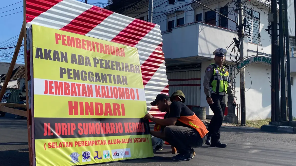 Satlantas Polres Kediri Kota siap tindak tegas kendaraan besar yang nekat melintas di jalur alternatif. (Hilda Nurmala Risani/JPRK)