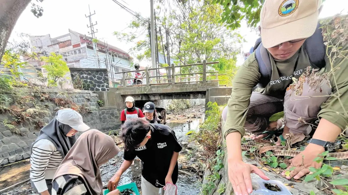 Tim Kediri River Expedition 2026 saat menguji kualitas sungai dengan metode biotilik di anak Sungai Tawang, Kelurahan Singonegaran, Rabu (3/6). (Foto: Andika Attar)