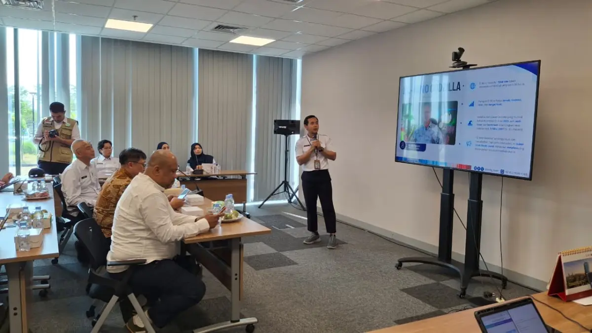 

ANTISIPASI KEKERINGAN: Ketua Tim Kerja Meteorologi Publik Satria Kridha Nugraha memaparkan prakiraan cuaca Kediri Raya yang dalam beberapa bulan ke depan rawan terjadi bencana kekeringan. (Foto: Asad M.S)

&nbsp;