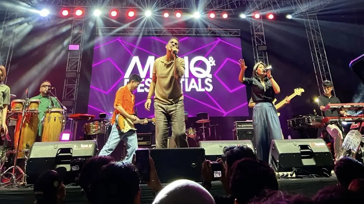 Grup musik MALIQ & D’Essentials menyanyikan lagu favorit para penggemarnya