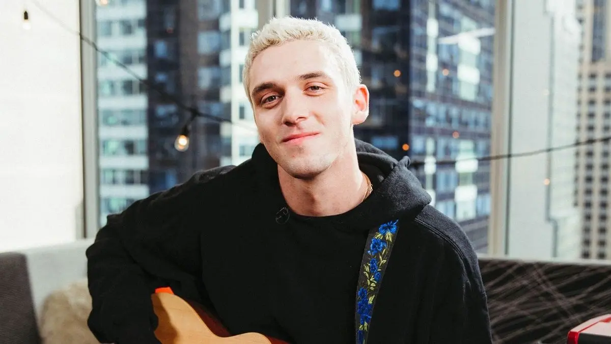 Penyanyi sekaligus pencipta lagu asal amerika, lauv.