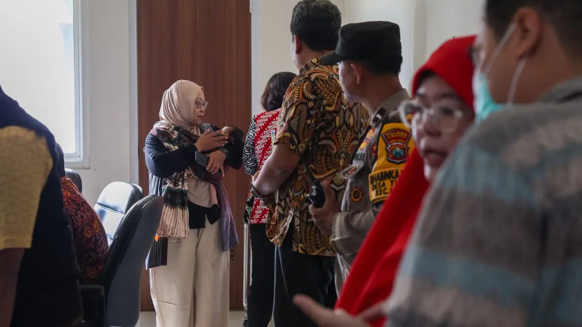 Proses penyerahan bayi di RSUD SLG. (Foto Wahyu Adji)