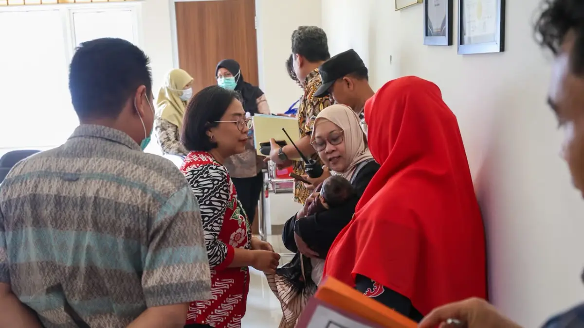 Saat prosesi pelimpahan bayi malang di RSUD SLG (Foto: Wahyu Adji)