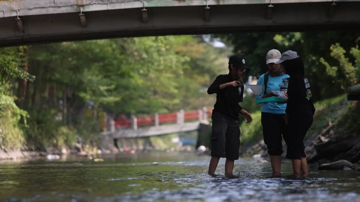 Tim Kediri River Expedition 2026 menyisir Sungai Kresek dan mengumpulkan bentos untuk uji biotilik. Pengujian itu jadi salah satu metode untuk mengungkap kondisi kesehatan sungai. 