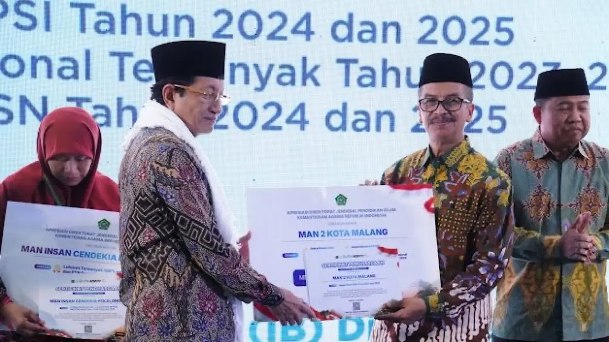 MEMBANGGAKAN: Kepala MAN 2 Kota Malang, Dr H. Samsudin M.Pd menerima sertifikat penghargaan langsung dari Menteri Agama Prof Dr KH Nasaruddin Umar MA di Jakarta. (Foto: Dok. MAN 2 Kota Malang)