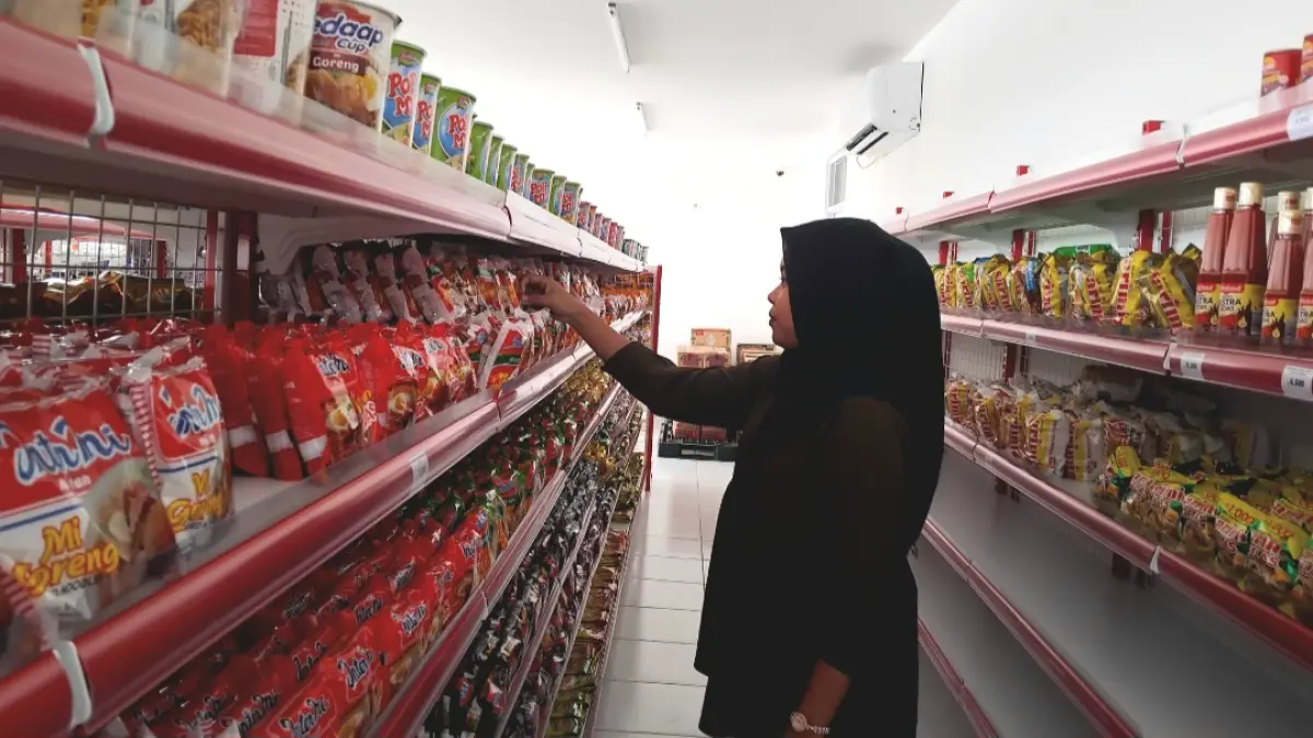 Pembeli memilih barang belanjaan di Kopdes Merah Putih (Diana Yunita/JPRK)