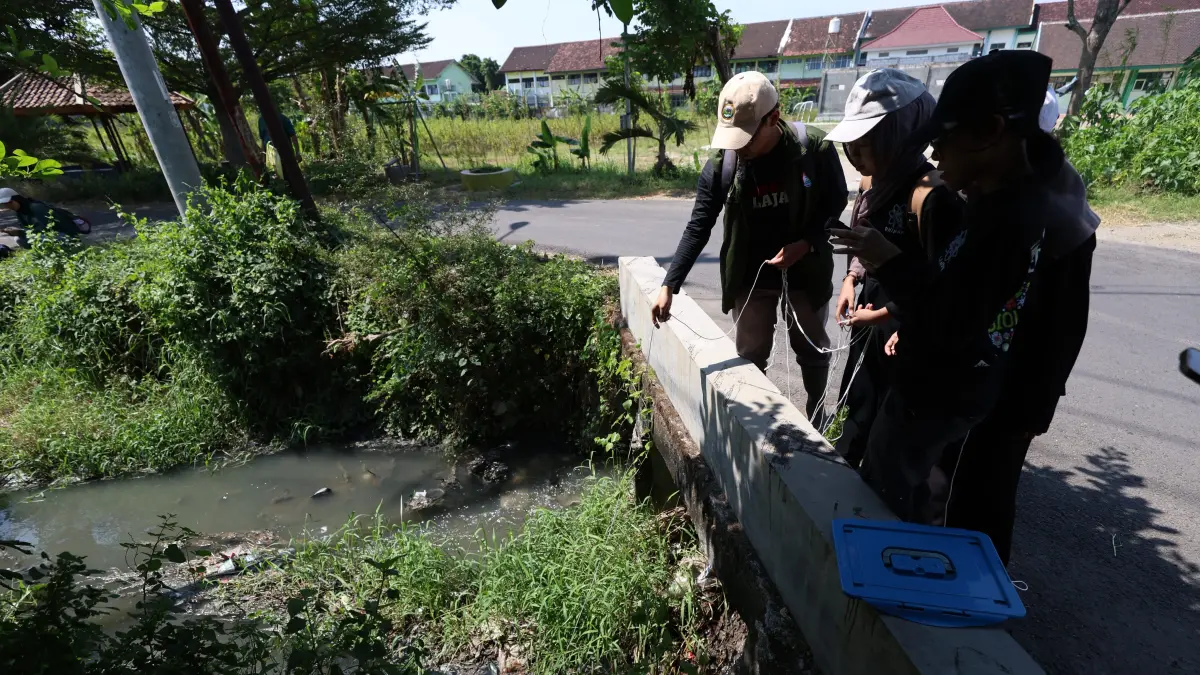 KRITIS: Tim ekspedisi sungai saat meneliti aliran anak Sungai Kedak di JI Tambora, Kelurahan Bandarlor, Mojoroto, Dari hasil pengujian, aliran sungai ini masuk kategori tercemar berat atau berstatus kritis. (Foto: Wahyu Adji)