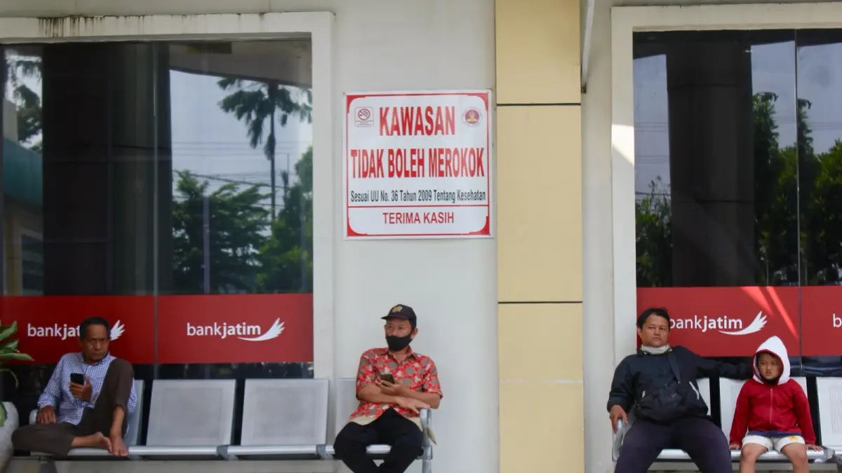 Sejumlah warga sadang mengantri untuk layanan kesehatan di RS Gambiran